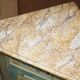 Buffet d'angle vintage peint main style français dessus marbré