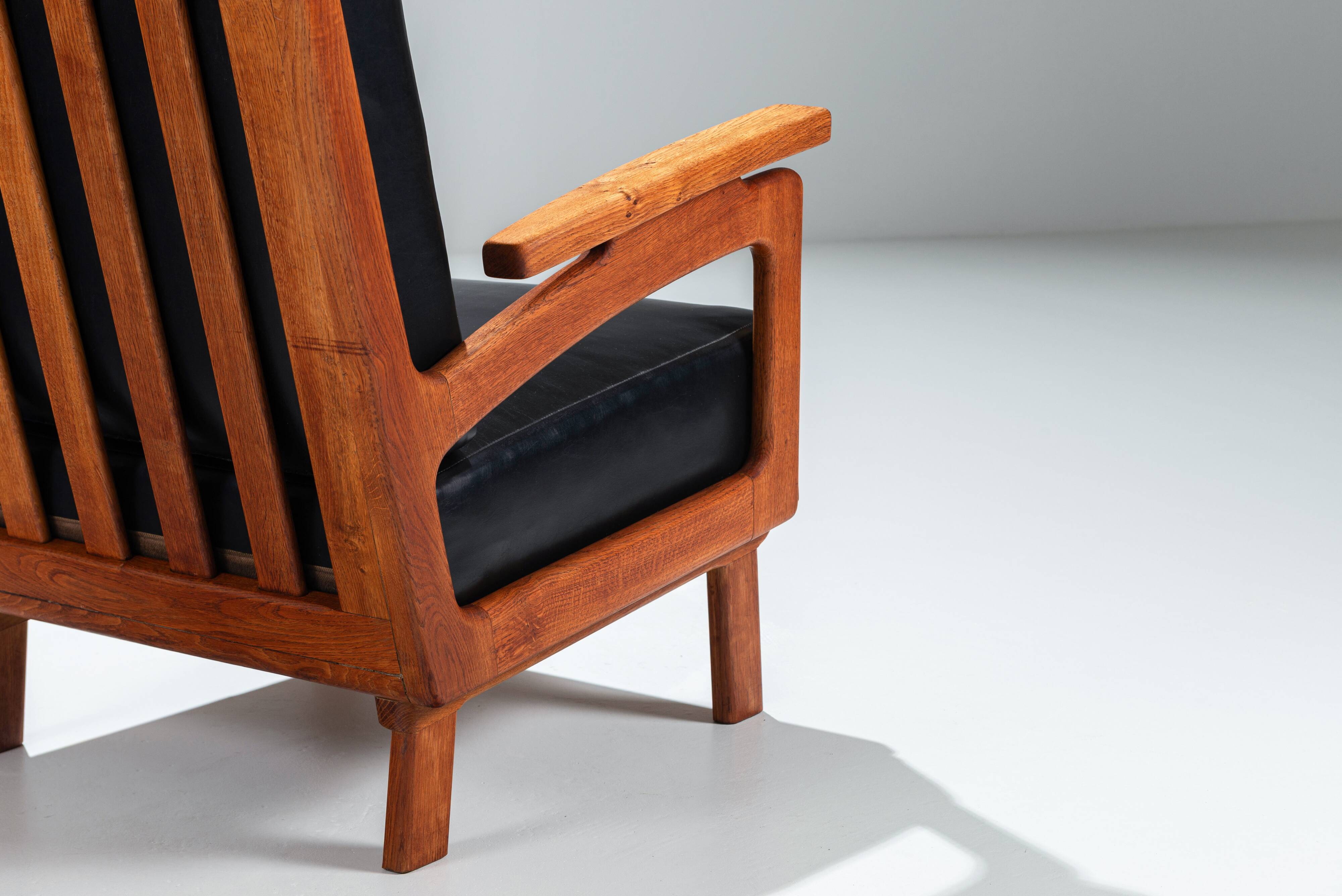 Pair of Belgian lounge chairs in solid oak with leather cushions