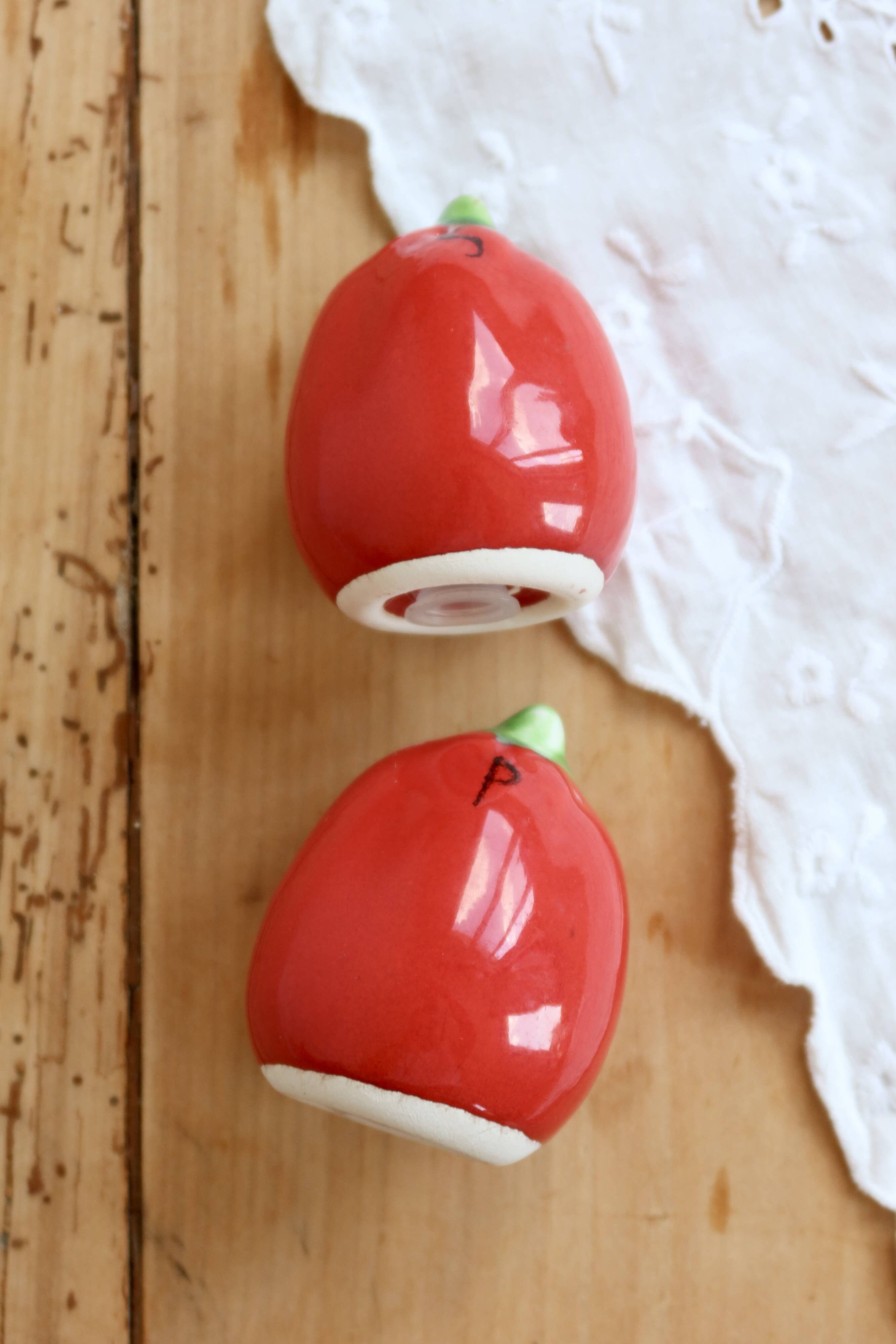 Salière et poivrier vintage en faïence forme tomate rouge
