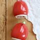 Salière et poivrier vintage en faïence forme tomate rouge
