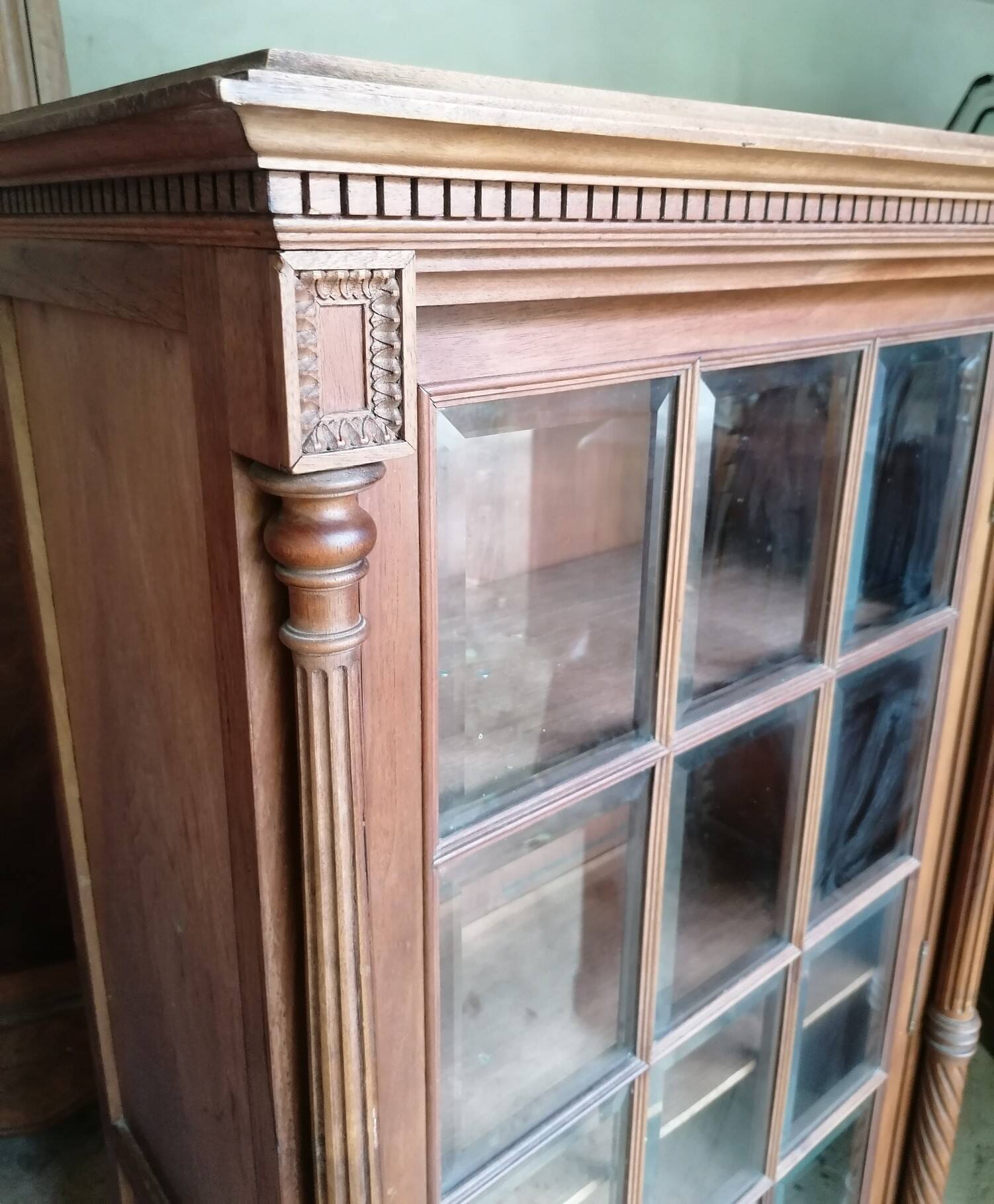 Vitrine à étagères style Henri 2.