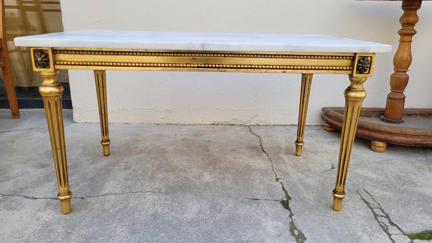 Table basse style Louis XVI en marbre et bois doré