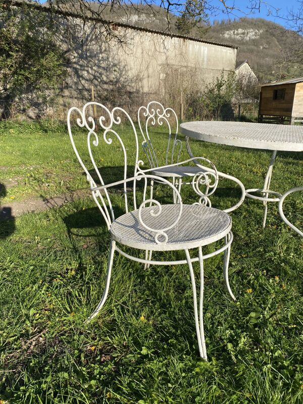 Salon de jardin vintage en fer forgé, table et 3 chaises
