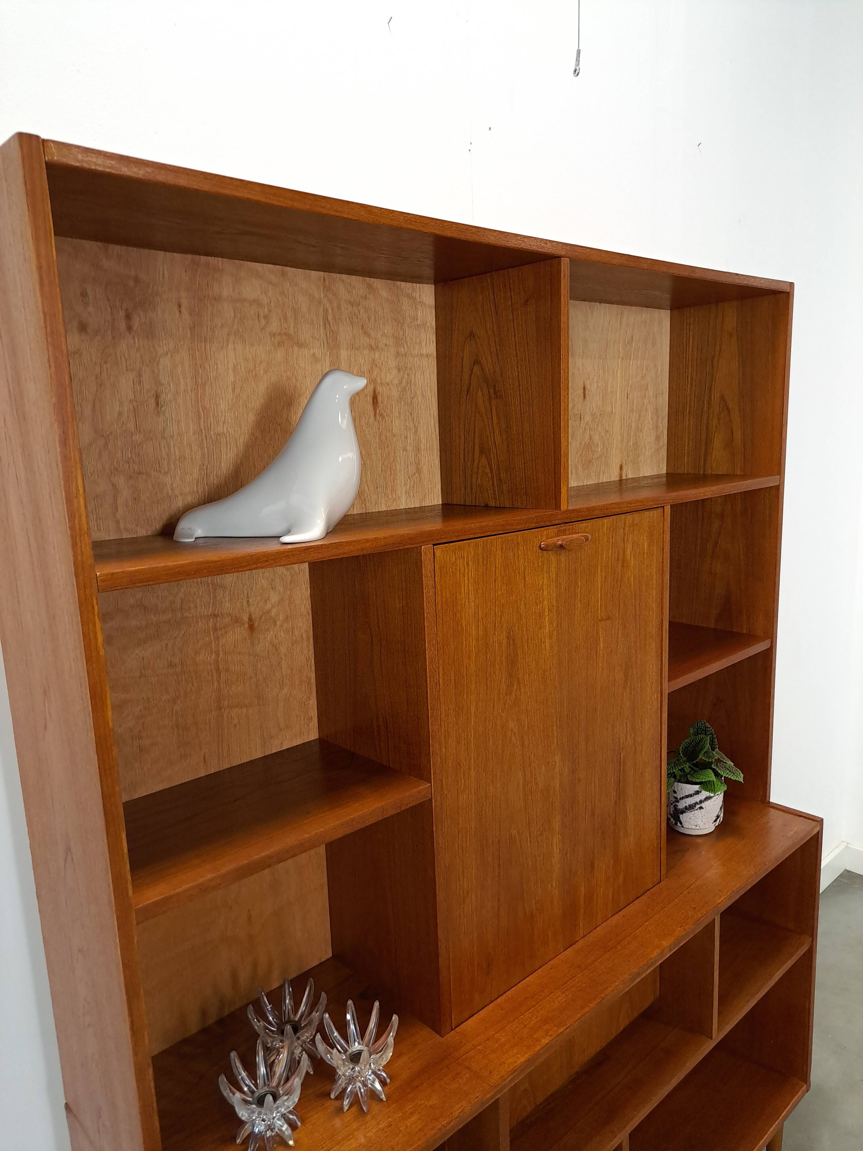 Deens hoge teak vakkenkast met bar vintage wandkast