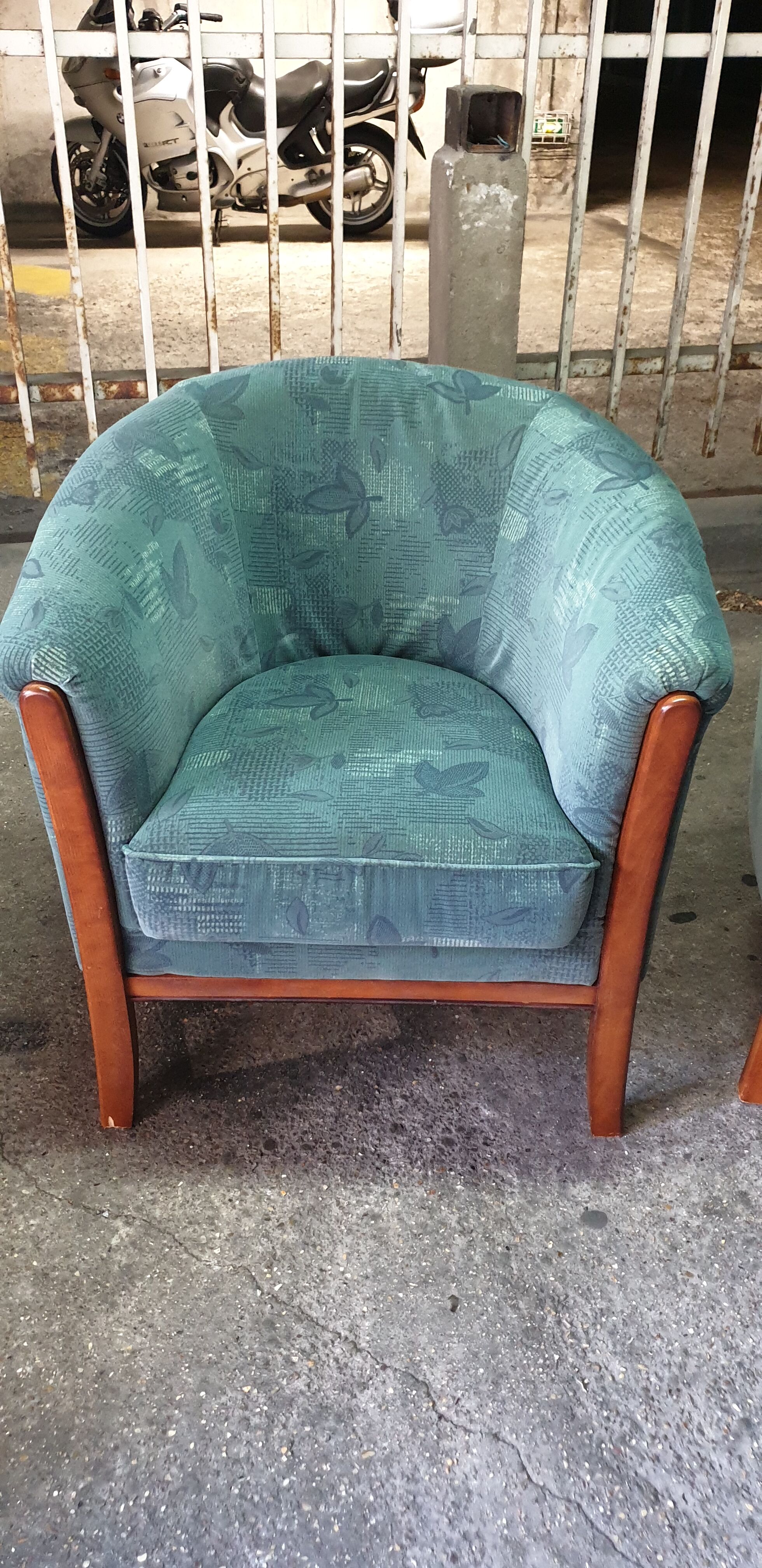 Club armchairs plus footrest