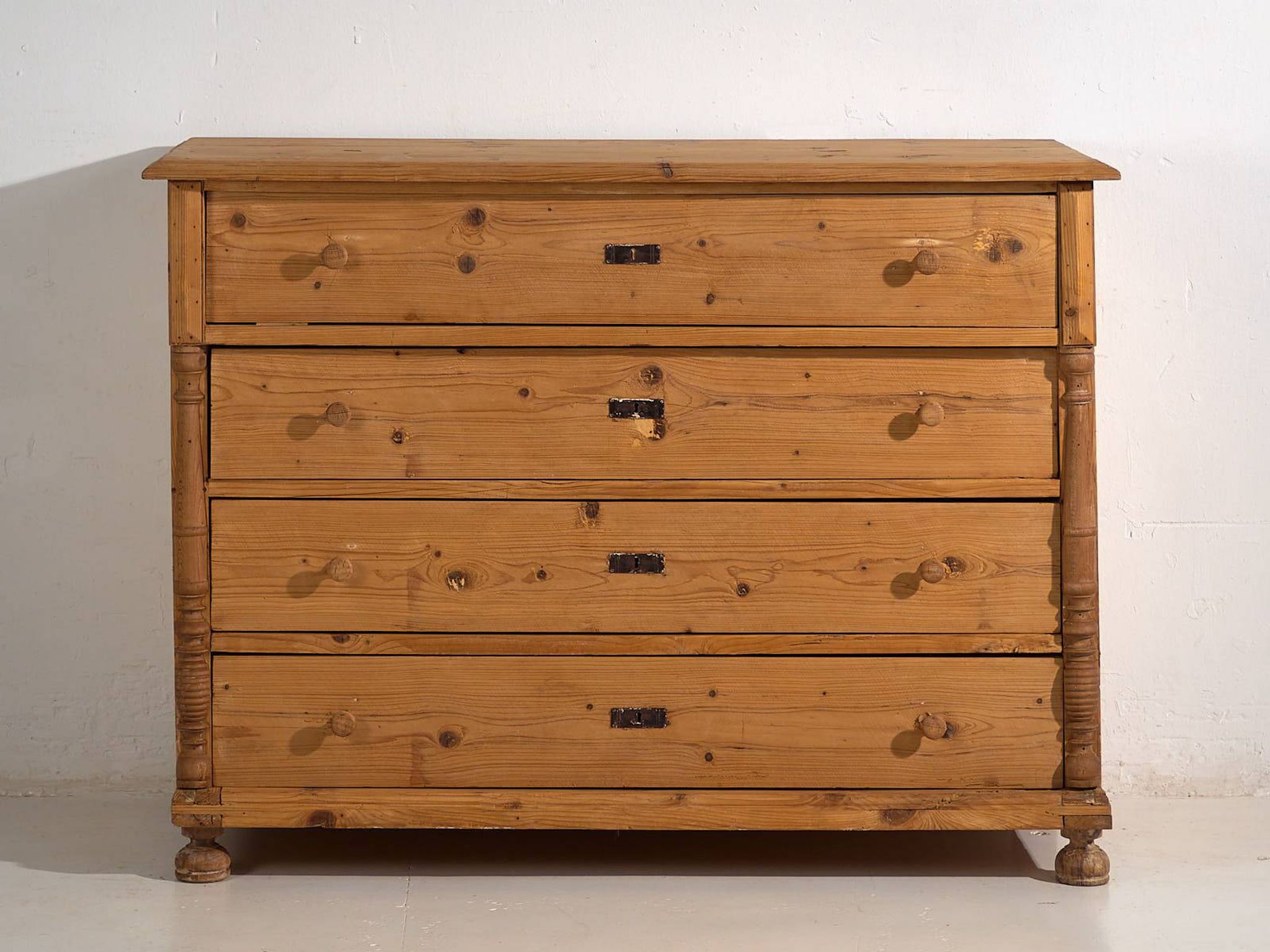 Old Provençal French chest of drawers (c.1920)