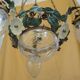 Lustre en fer forgé à trois ampoules avec des fleurs en feuilles et des abat-jour en verre