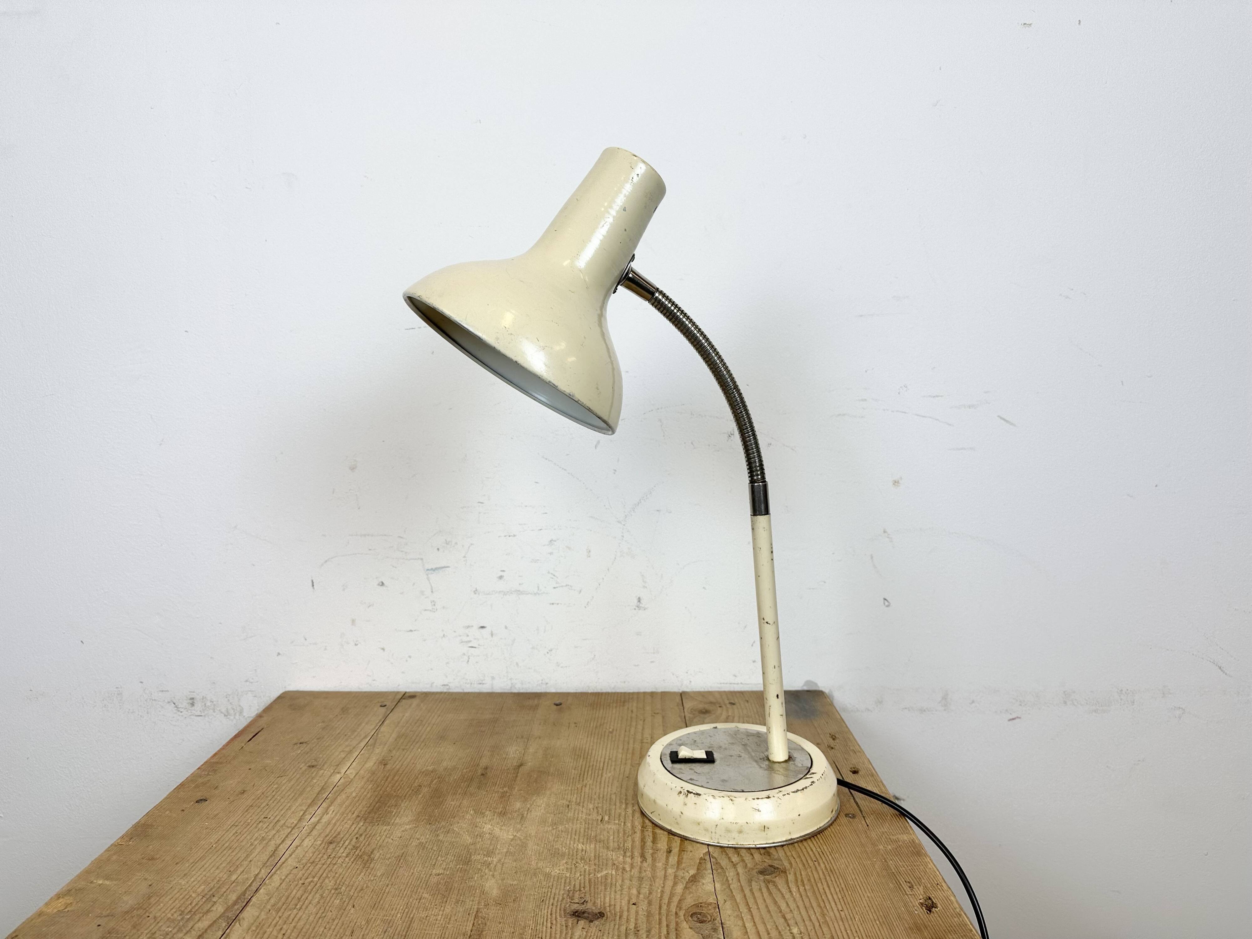 Lampe de table industrielle beige à col de cygne, 1960s