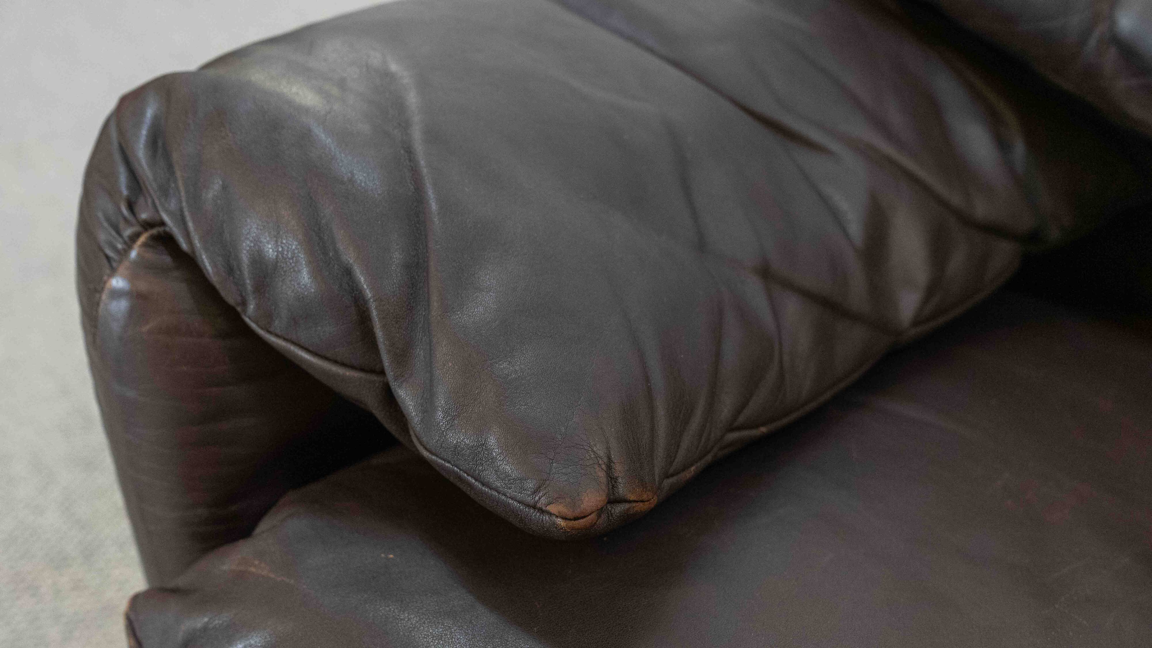 Brown leather 2-seater sofa Cassina Maralunga by Vico Magistretti