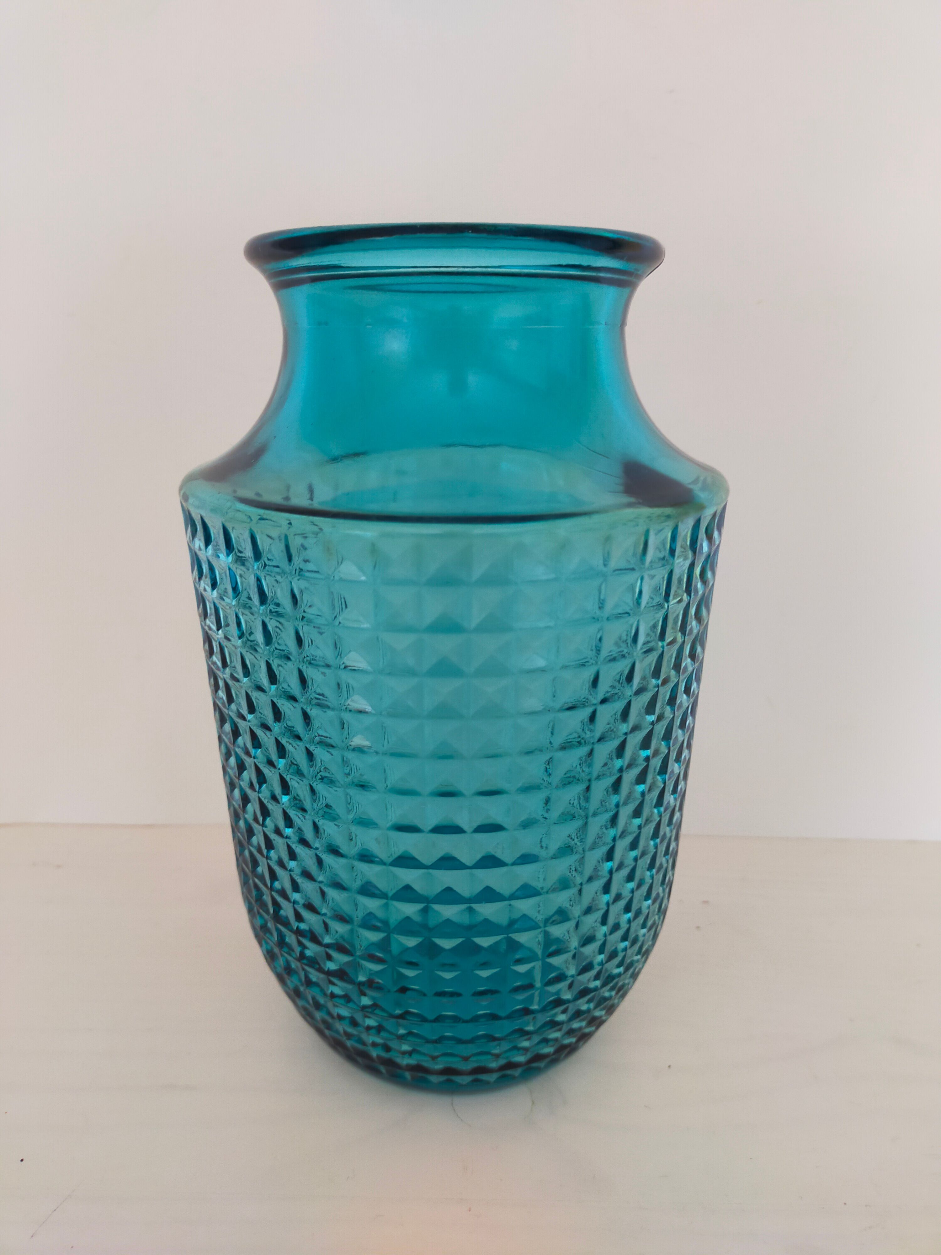 Vase en verre bleu moulé vintage