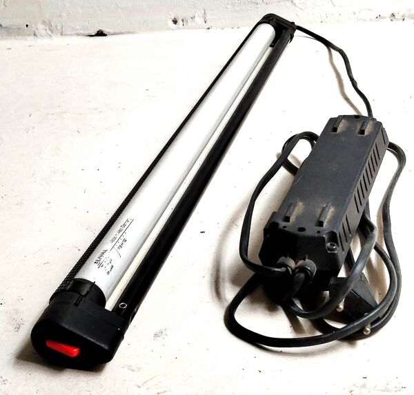 Lampe à poser en métal perforé laqué noir éclairage par néon - vintage des années 80 / 90