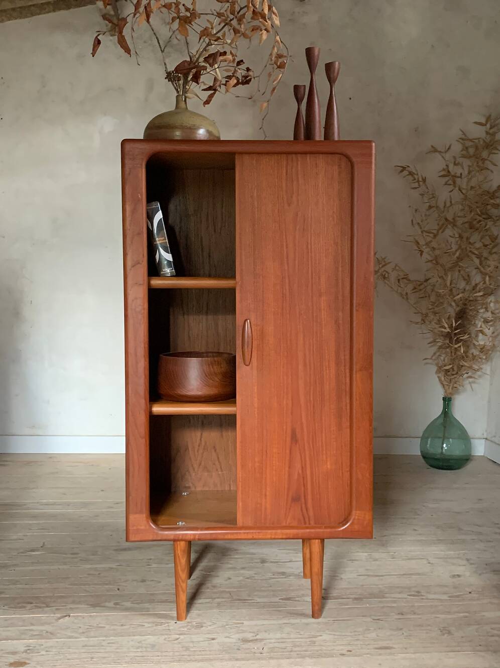 Armoire à rideau scandinave en teck vintage