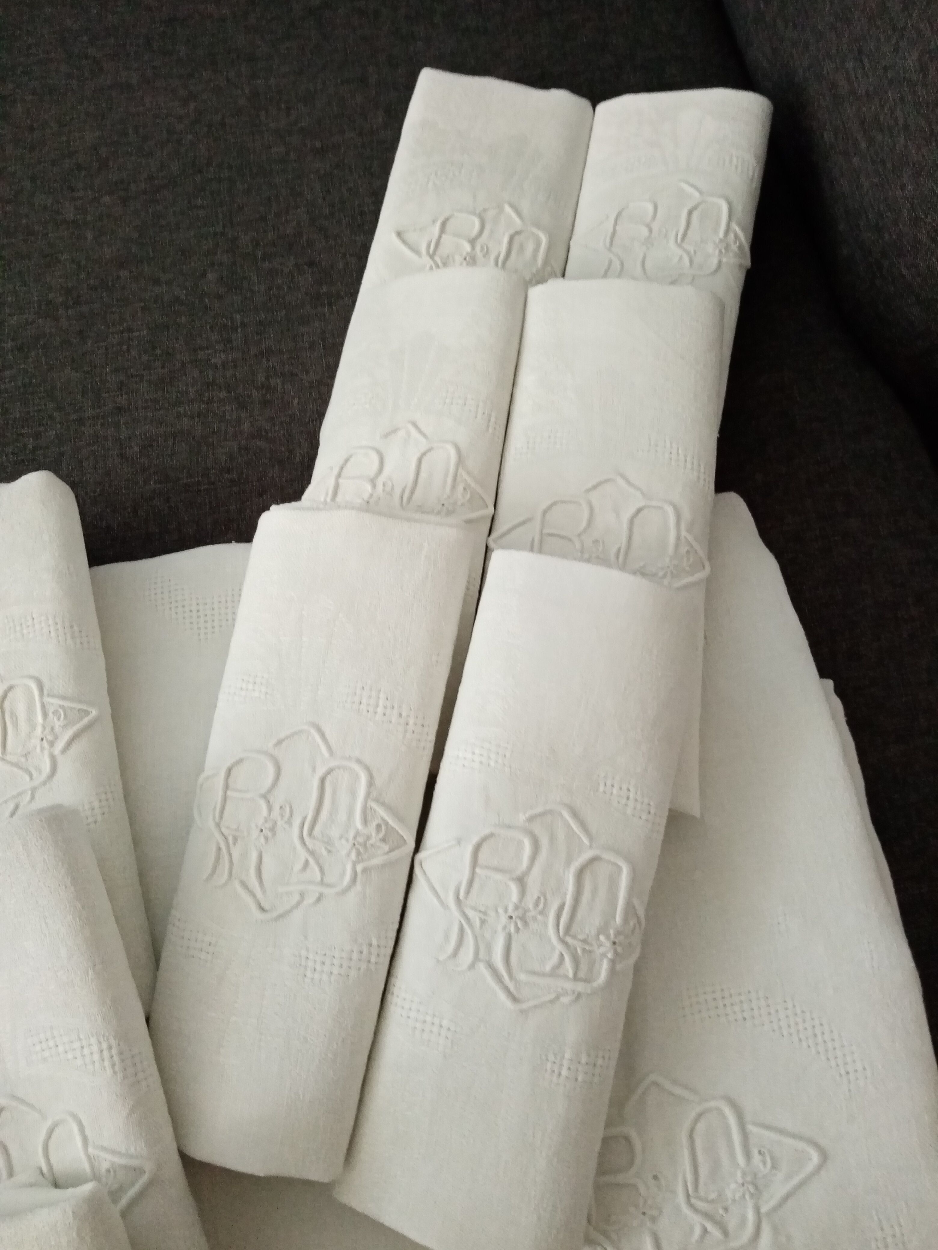 Ancient tablecloth, 12 embroidered towels monogram RD damasse de roses , friezes art deco