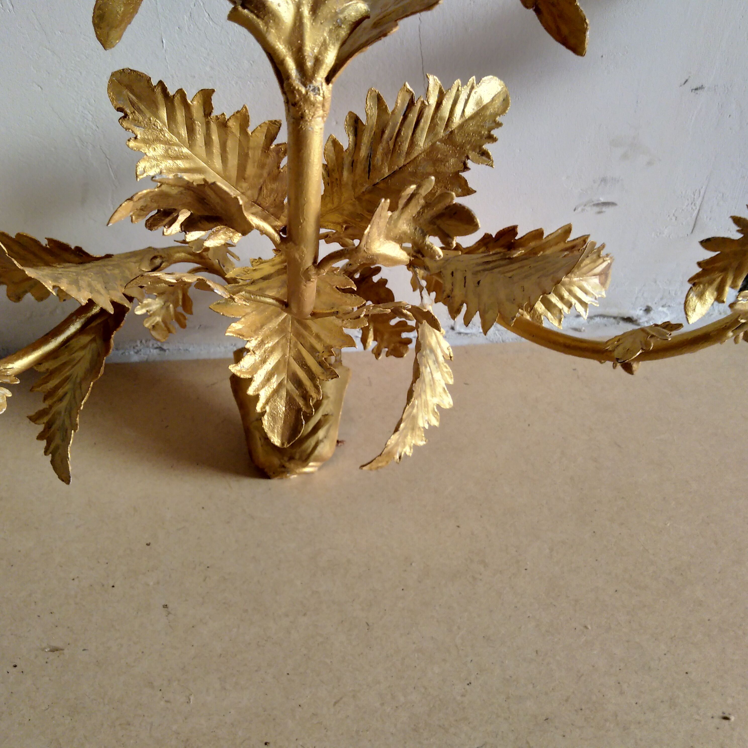 Applies three branches in gilded iron