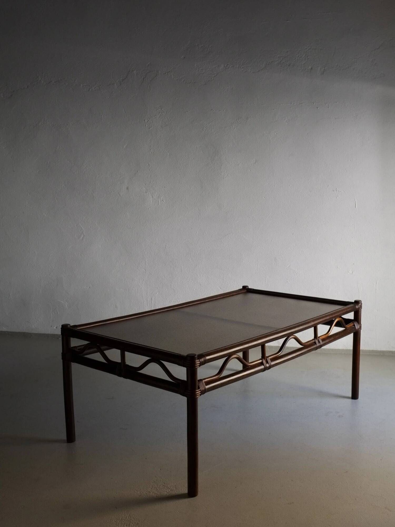 Table basse en rotin foncé et verre | Années 1980