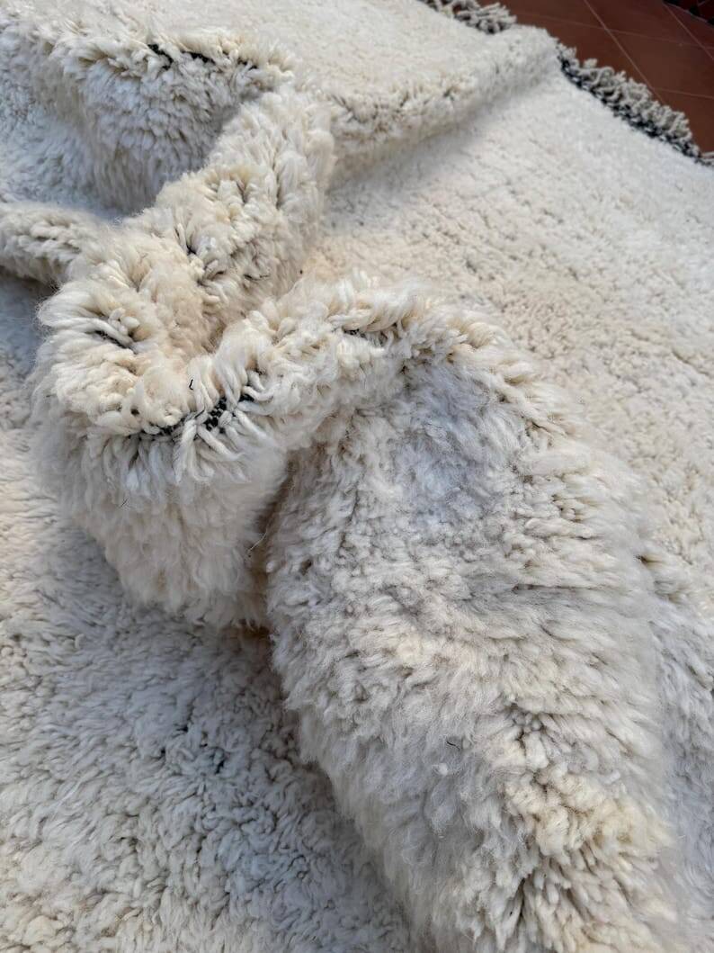 Traditional hand-woven white Berber rug, size 150 x 250 cm