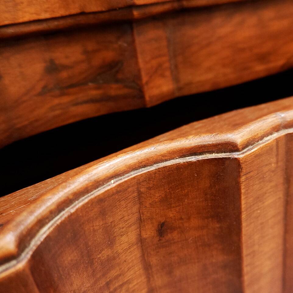 18th Century French Crossbow Front Chest of drawers in Walnutt