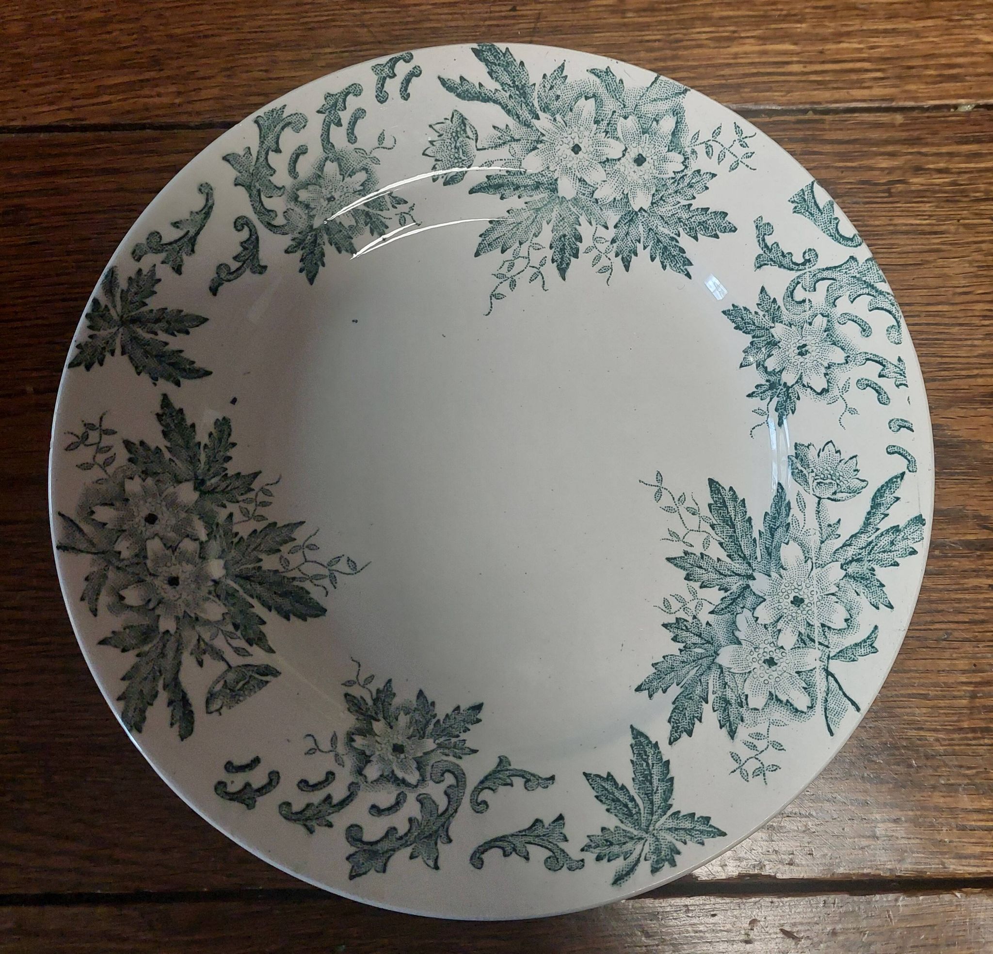 Assiette en faïence terre de fer Saint Amand décor anémone