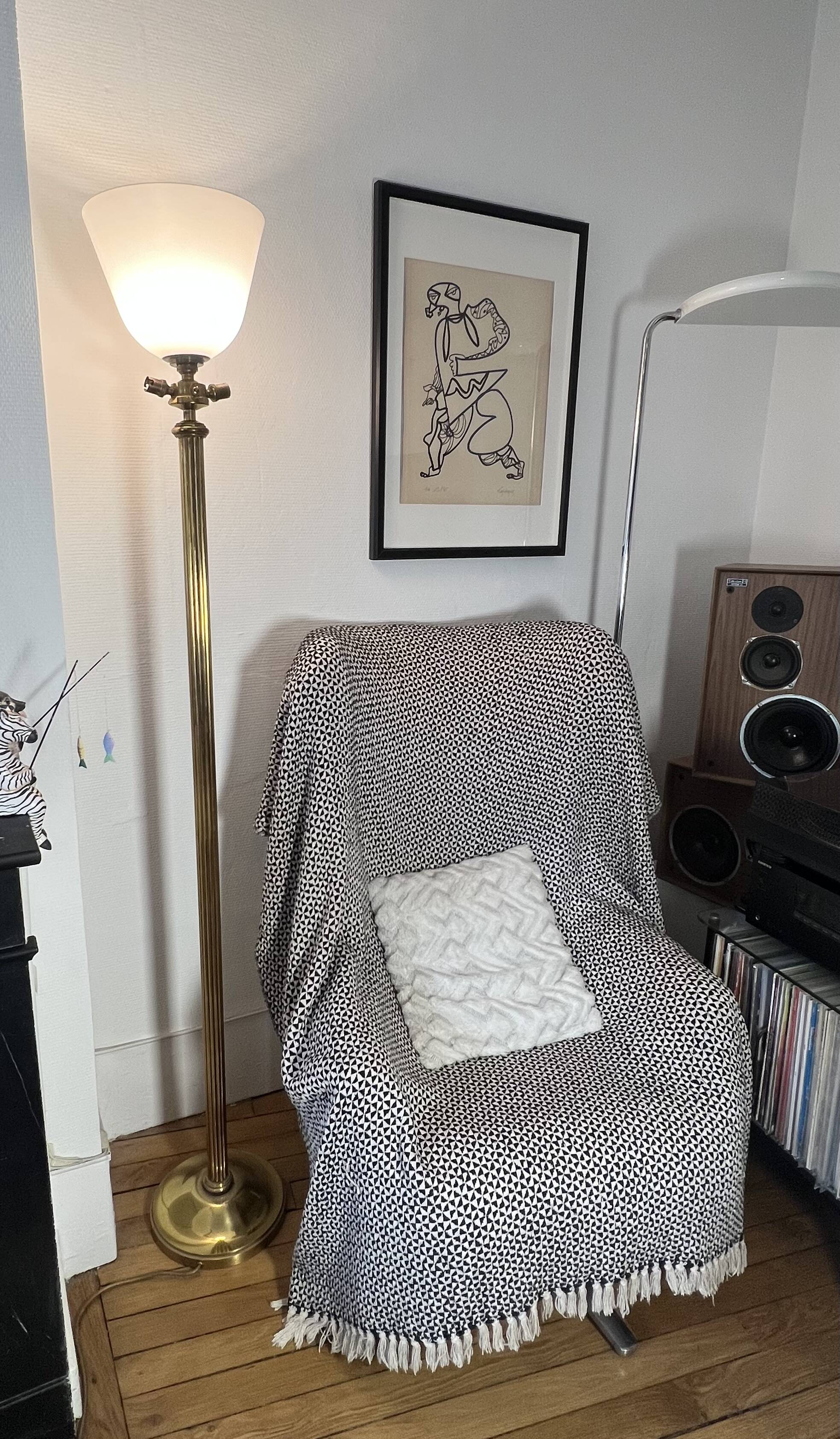Neoclassical torchère floor lamp in brass and opaline - 1950s/60s