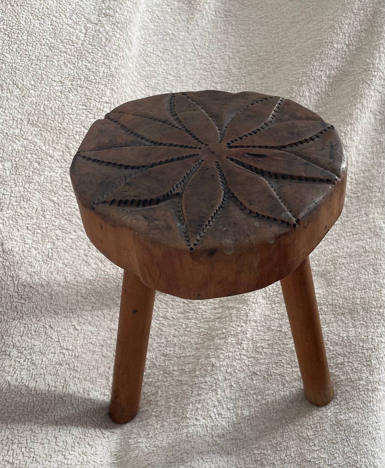 Petit tripode/sellette bois artisanal art brut