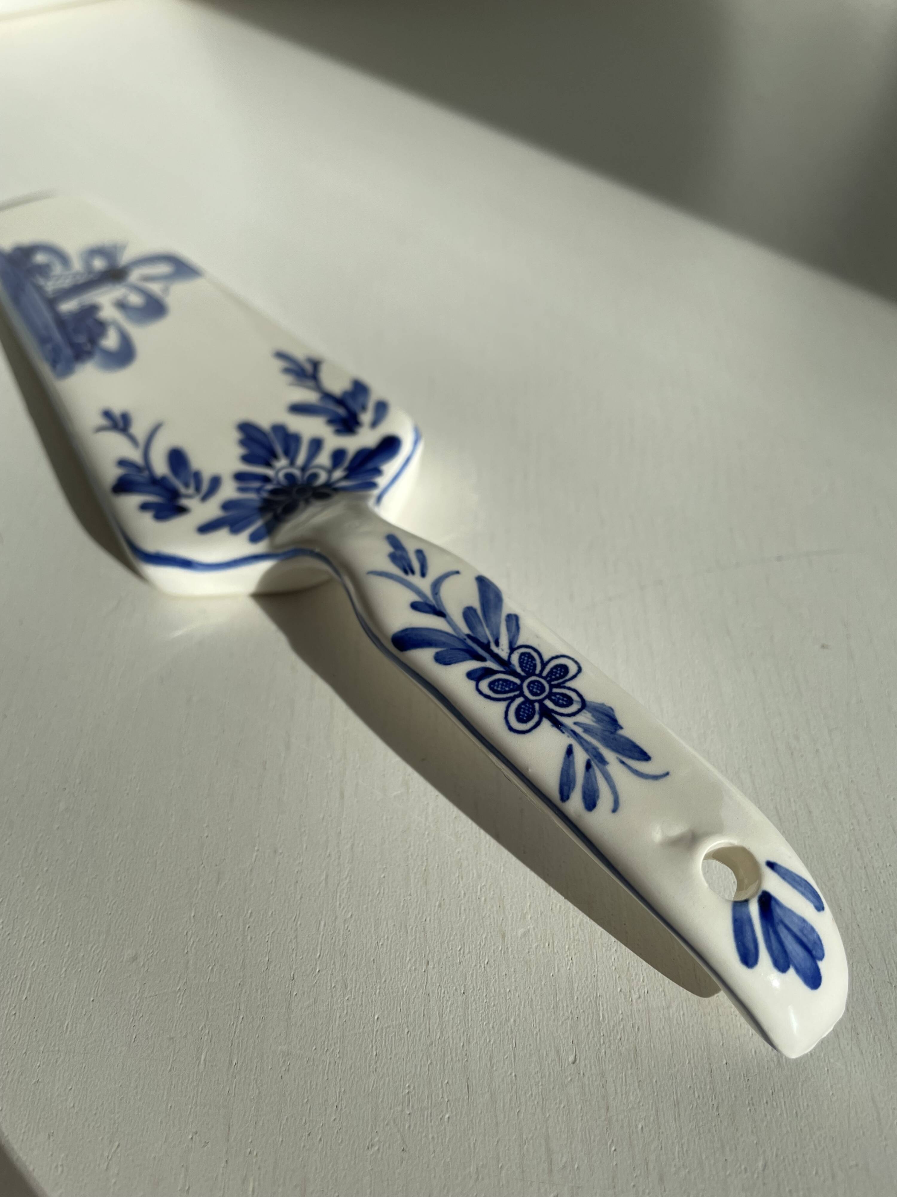 Pelle à tarte peinte à la main de Delft vintage