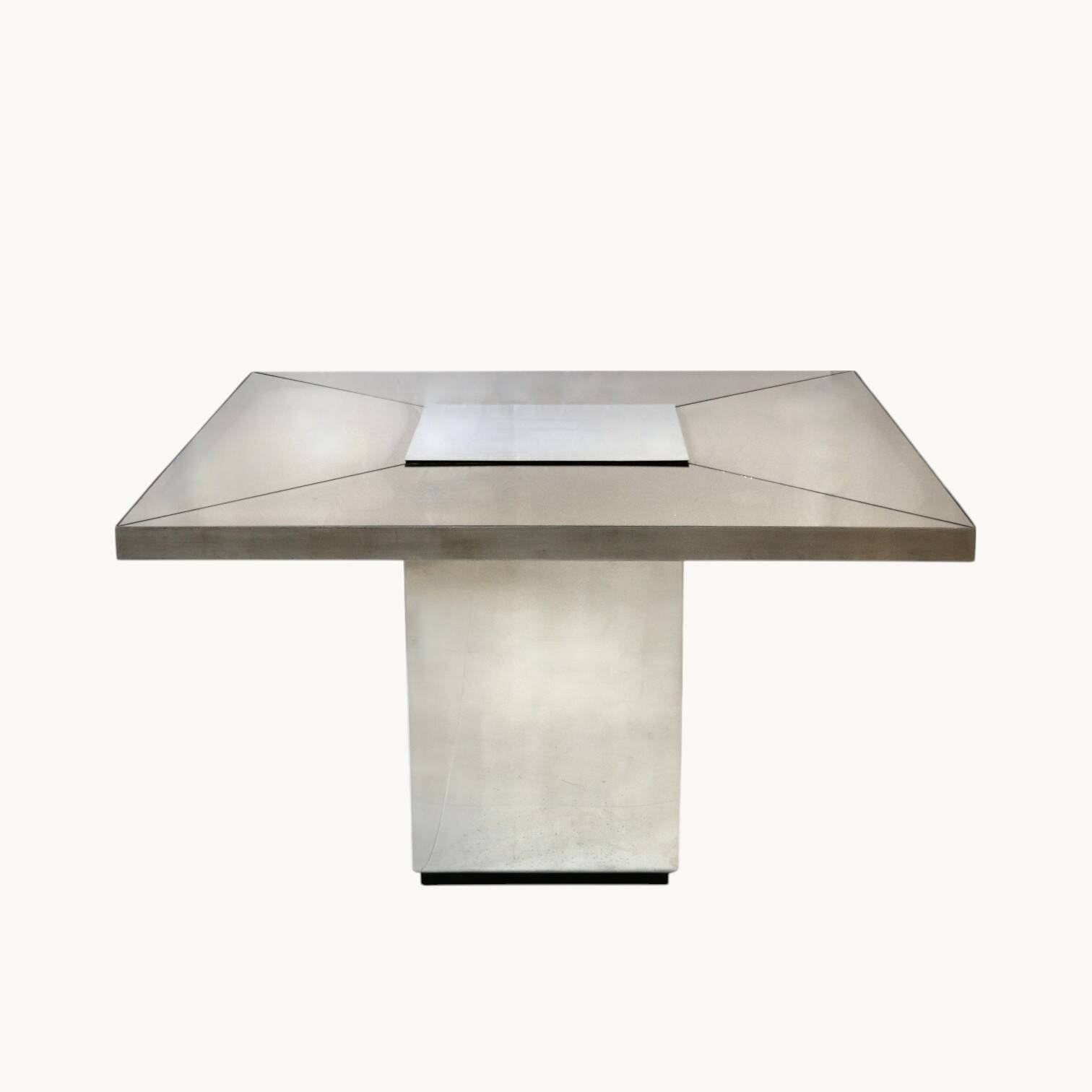 Une table carrée, Italie années 70.