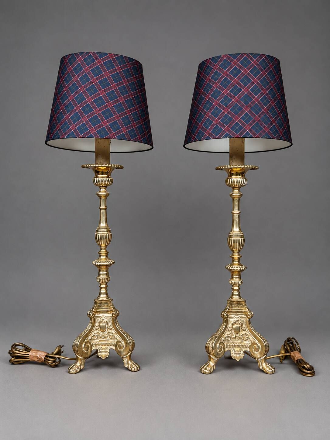 Paire de lampes Renaissance. Bronze doré.