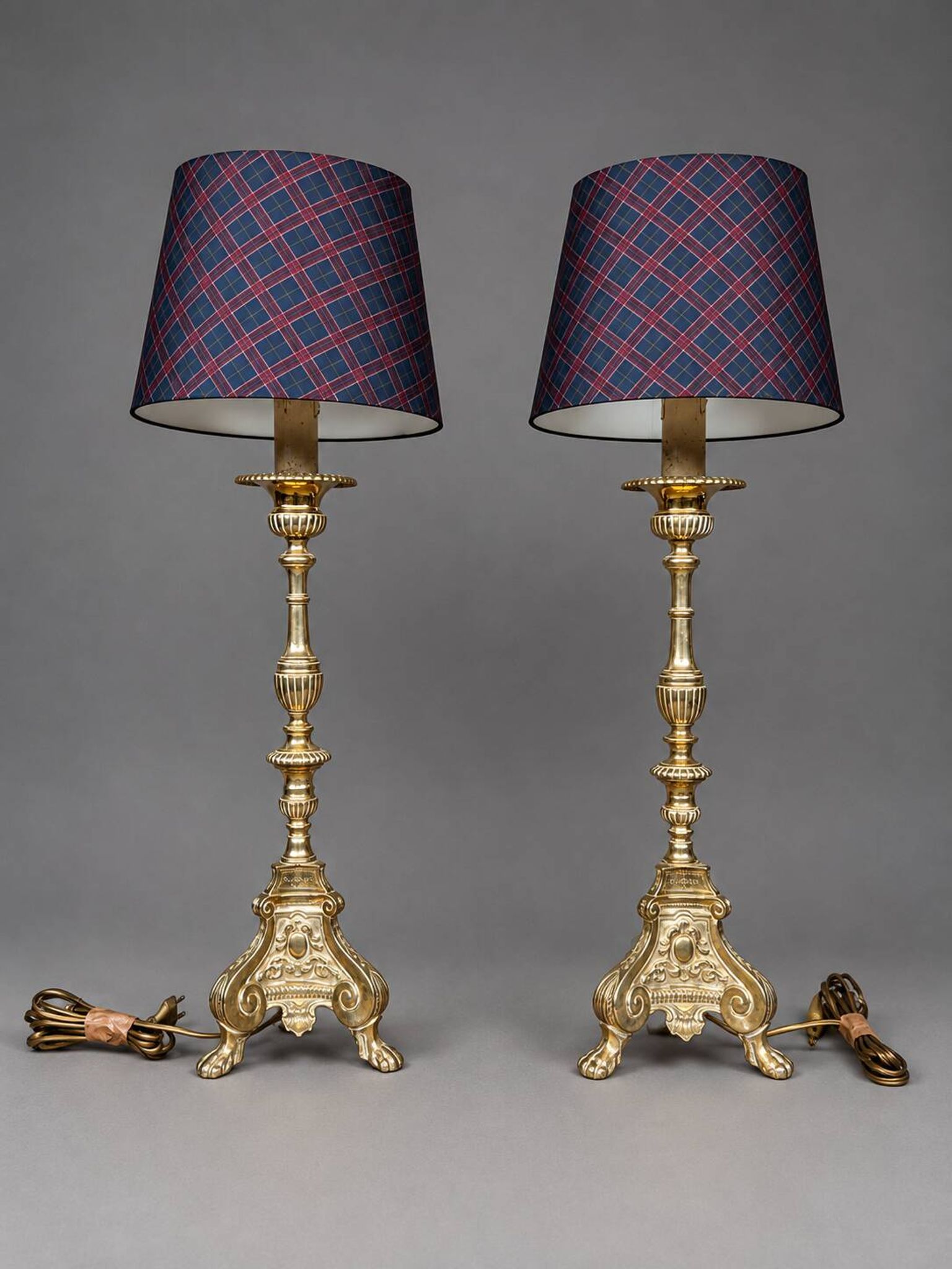 Pair of Renaissance lamps. Gilded bronze.