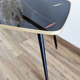 Table basse en verre aux pieds fuseaux