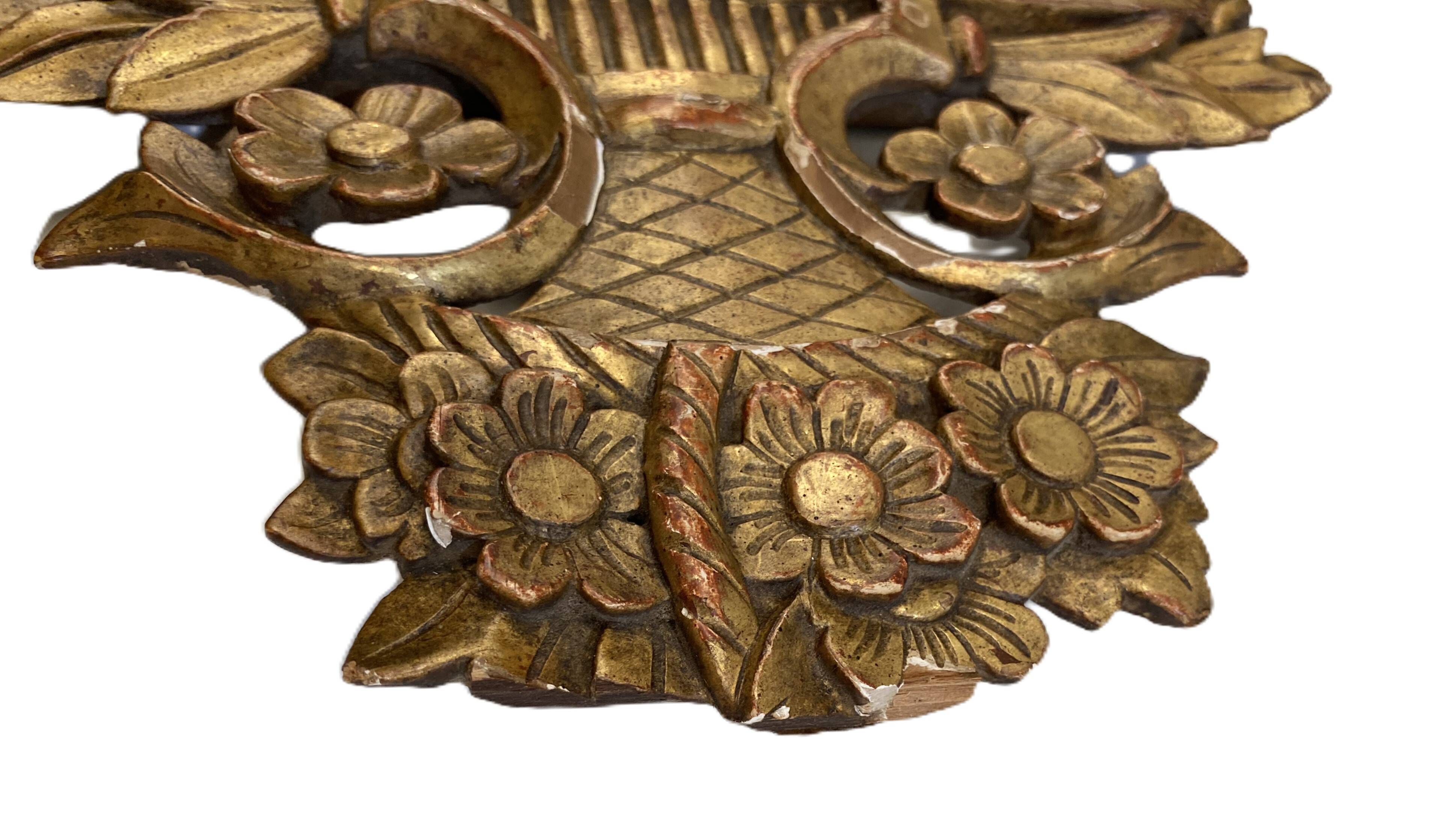 Petit miroir de dame Louis XVI en bois sculpté et doré