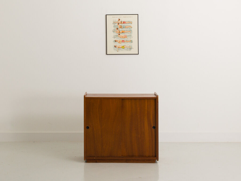 Shoe storage cabinet