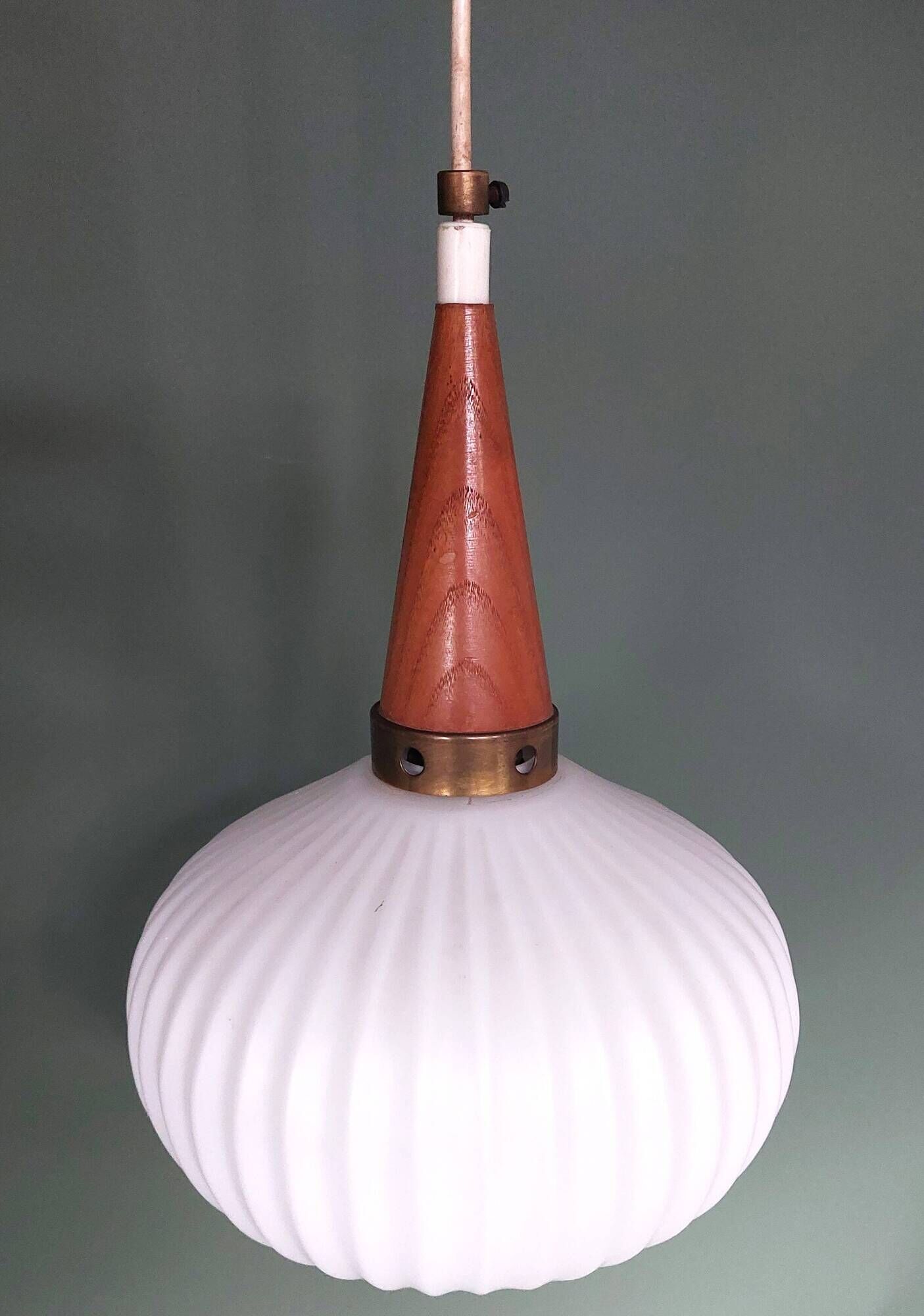 Lampe suspendue vintage en opaline et en teck. Louis Kalff '60