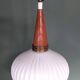 Lampe suspendue vintage en opaline et en teck. Louis Kalff '60