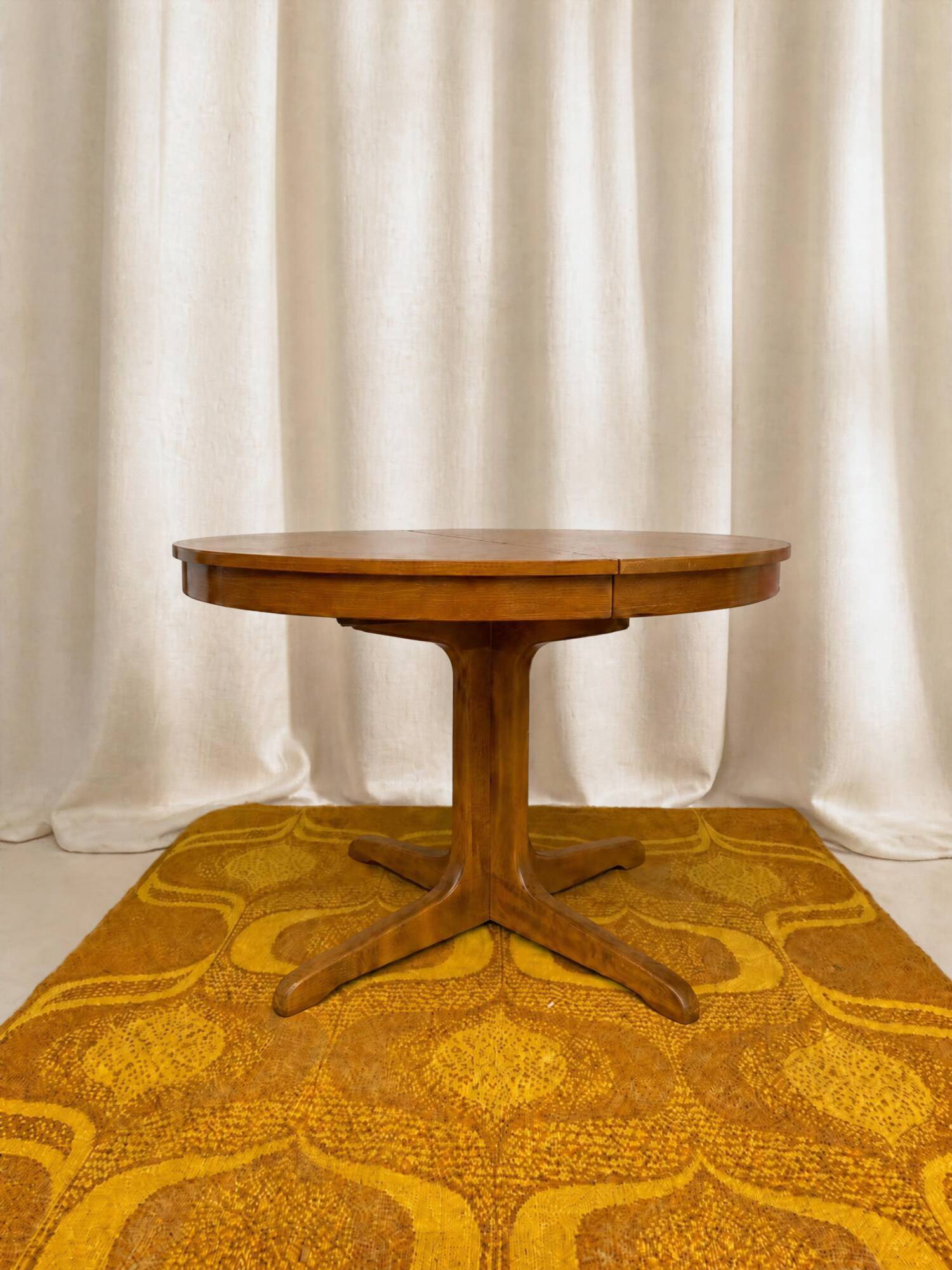 Round table with central base from the 1960s by Baumann.