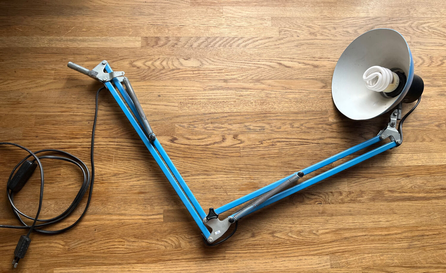 Twist style articulated lamp