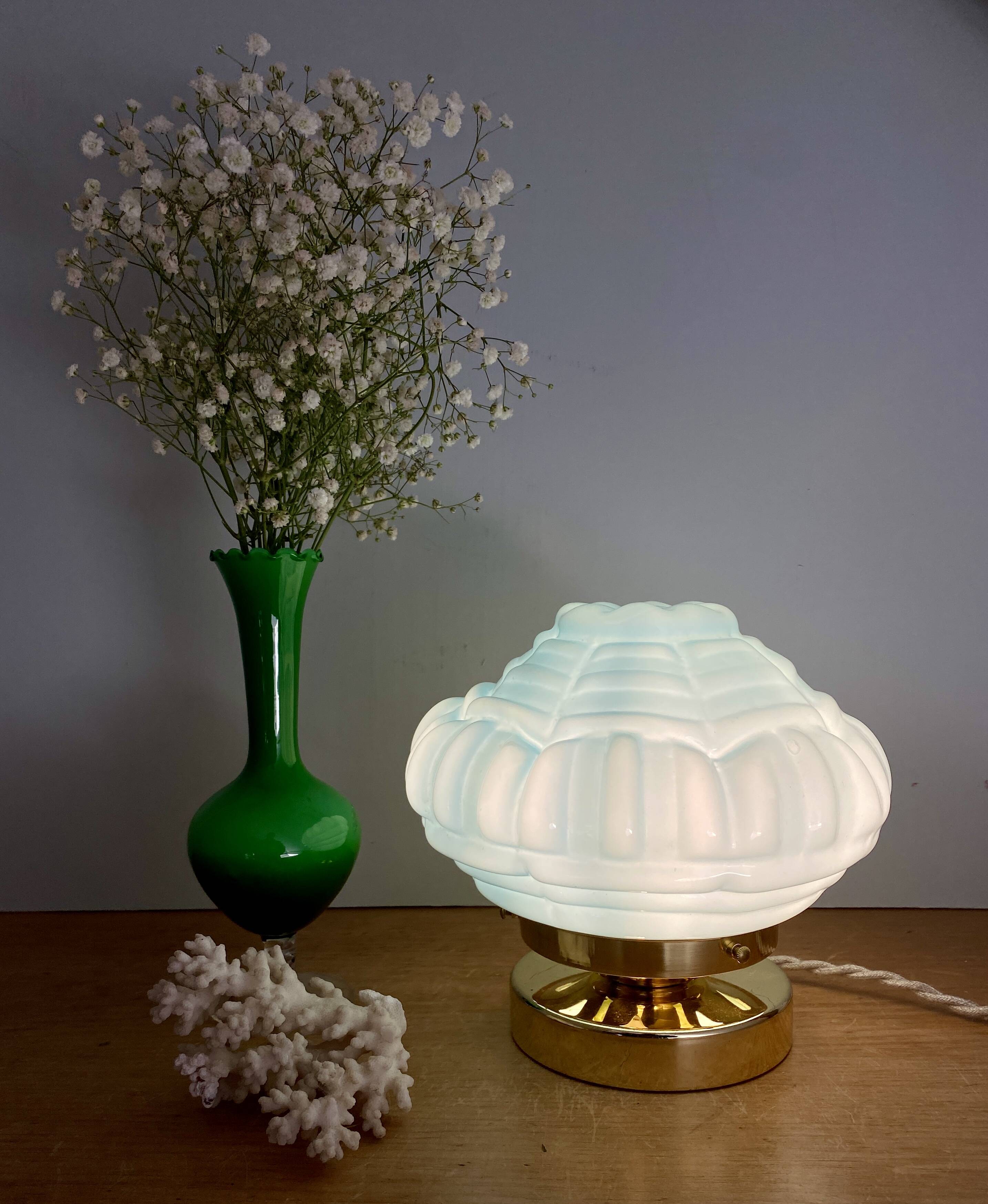 Lampe à poser globe vintage art déco en opaline bleue