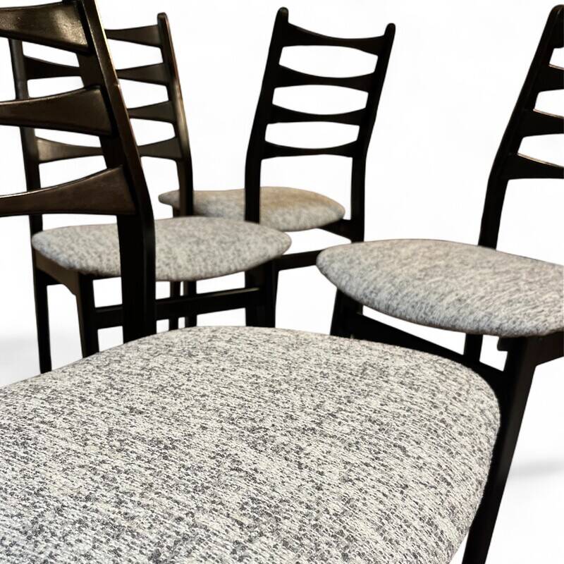 Série de 4 chaises en bois laqué noir, 1960