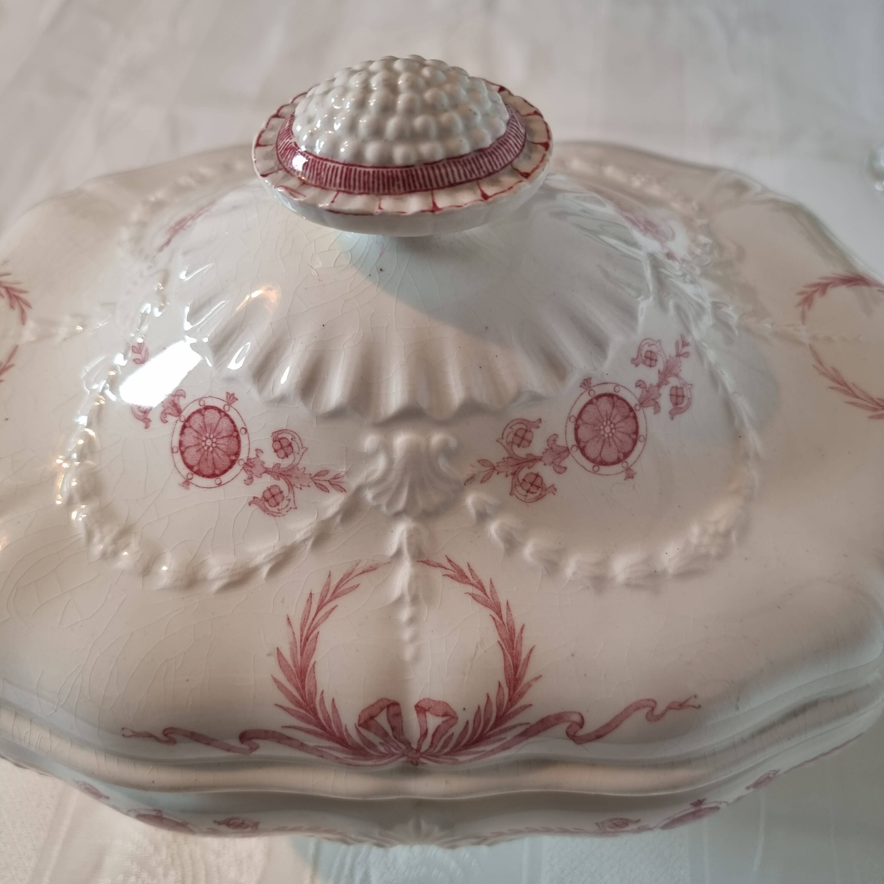 Superb and large English porcelain soup tureen by Minton (19th century)