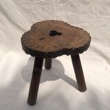 Tabouret tripode en bois ciselé