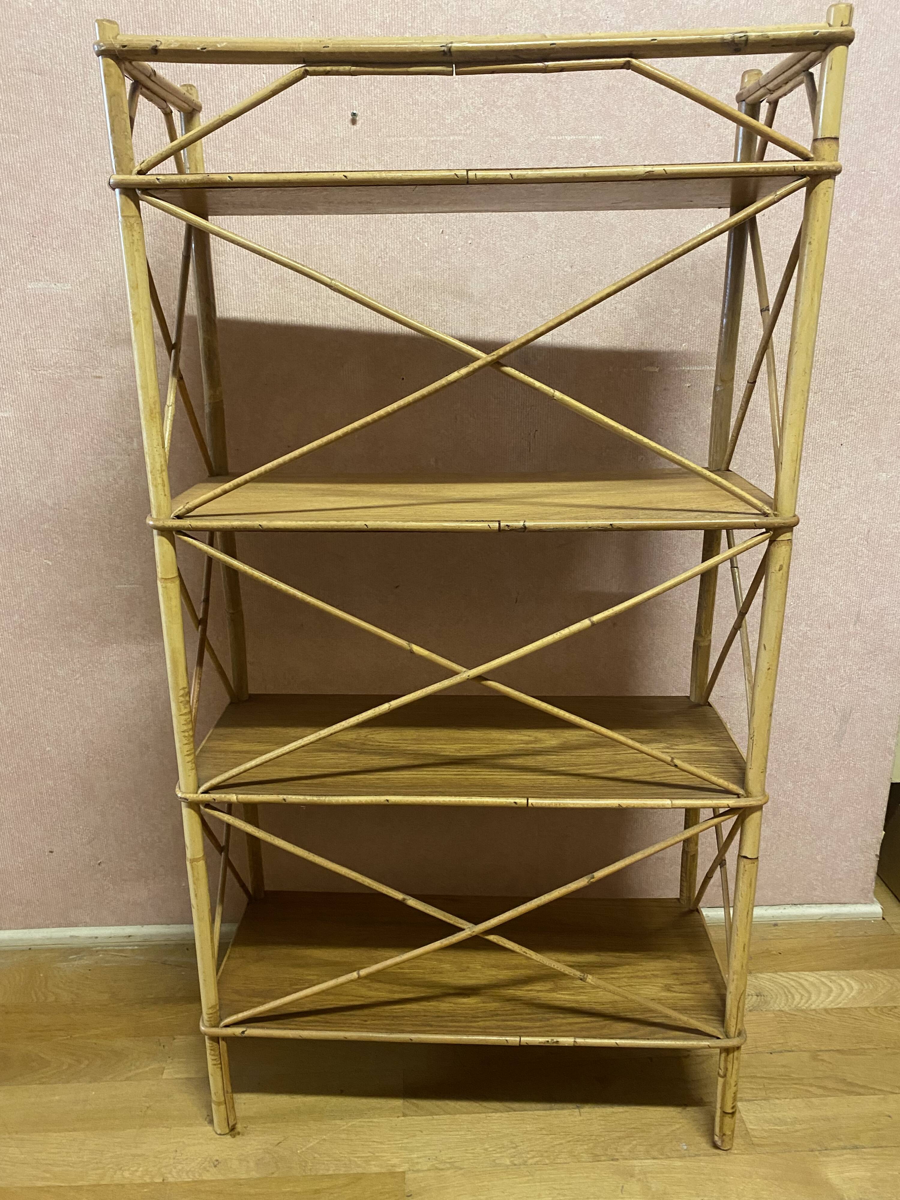 Etagère en rotin 4 plateaux, excellent état.