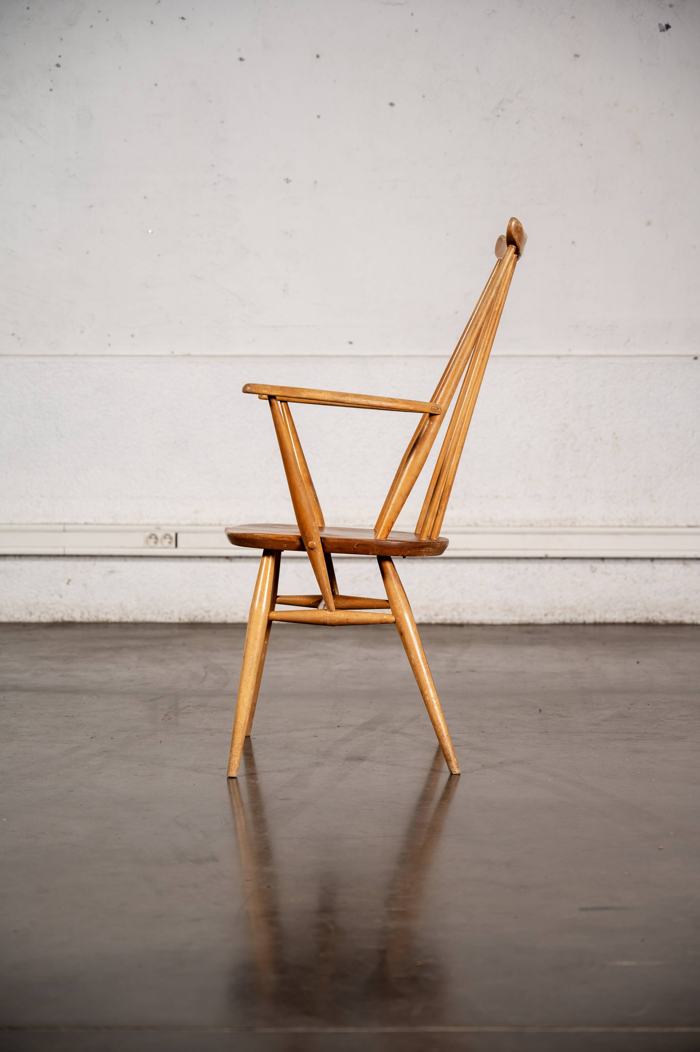 Set of 2 Windsor chairs with armrests.