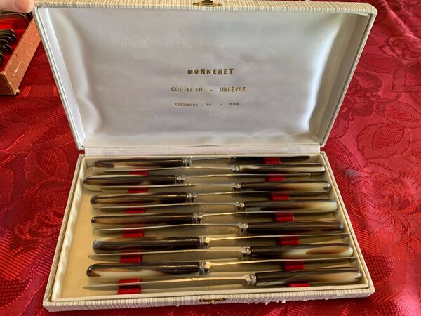 Coffret de 12 couteaux monneret – manches en corne véritable