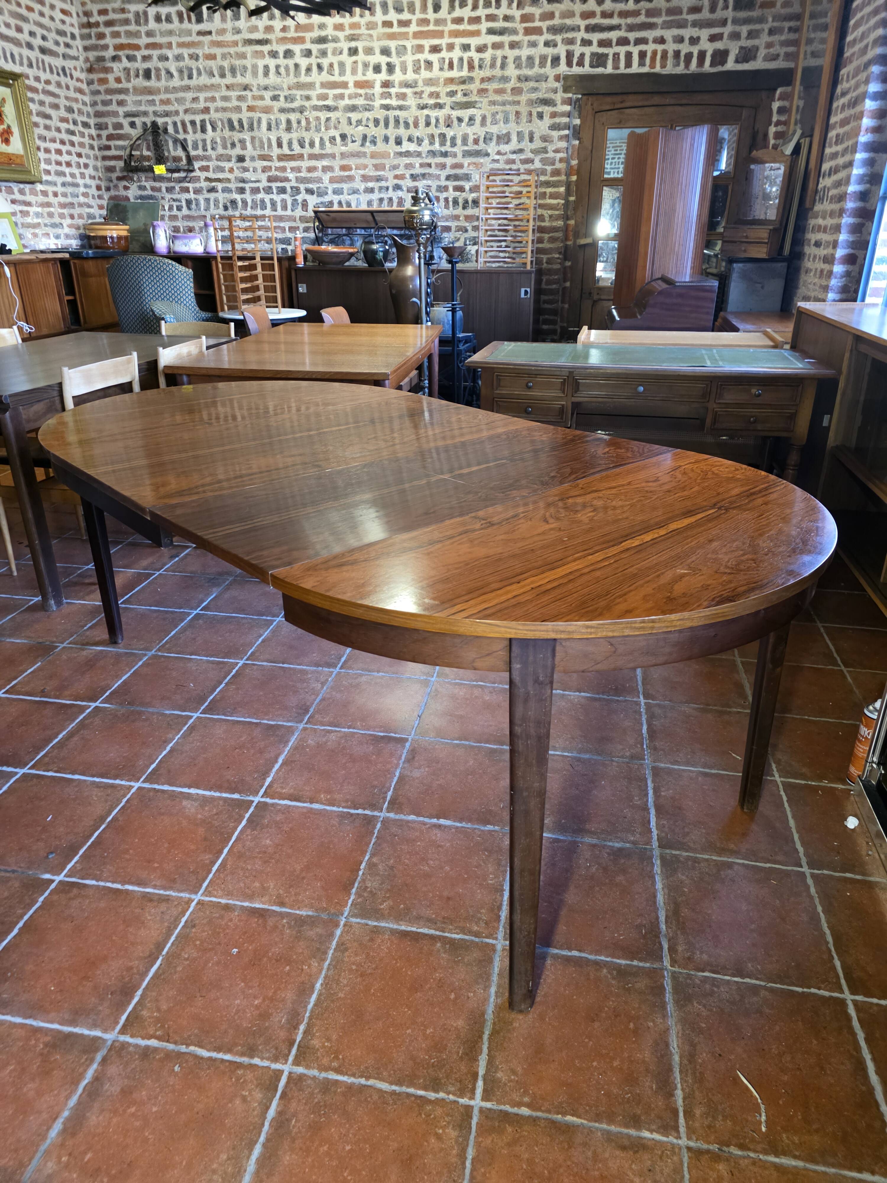 Scandinavian extendable table in rosewood from the 1960s, with 2 extensions.
