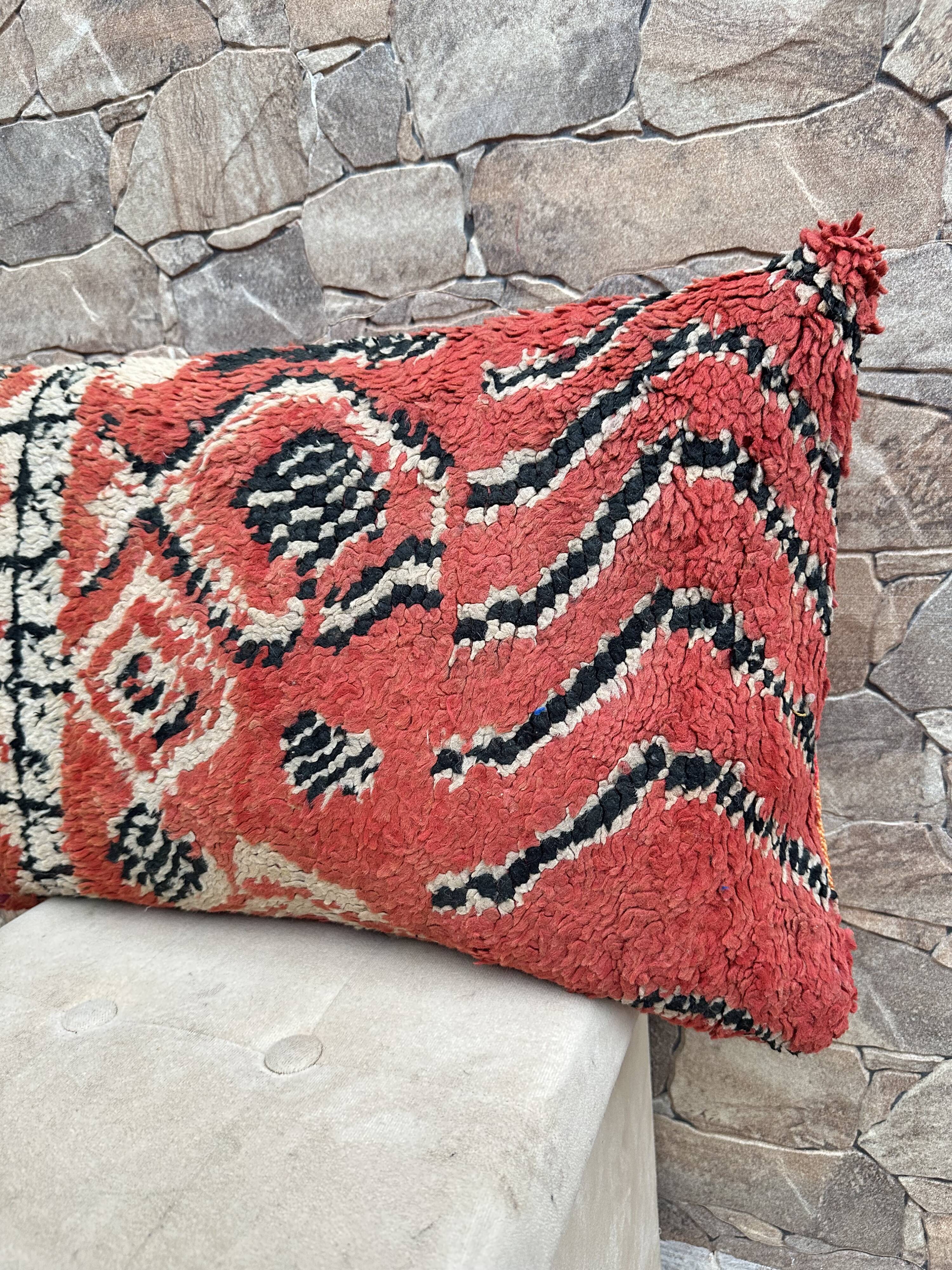 Vintage Berber Kilim cushion cover: Moroccan wool cushion