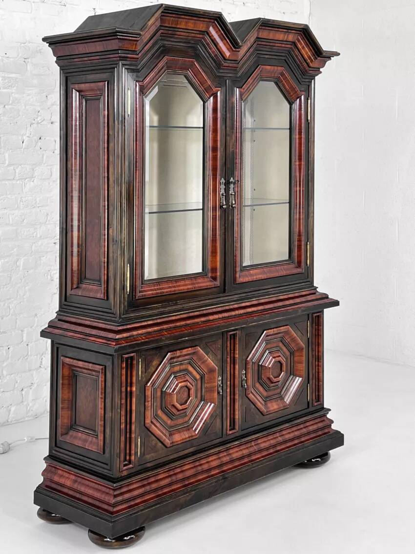 Vitrine ancienne en bois, verre biseauté et velours