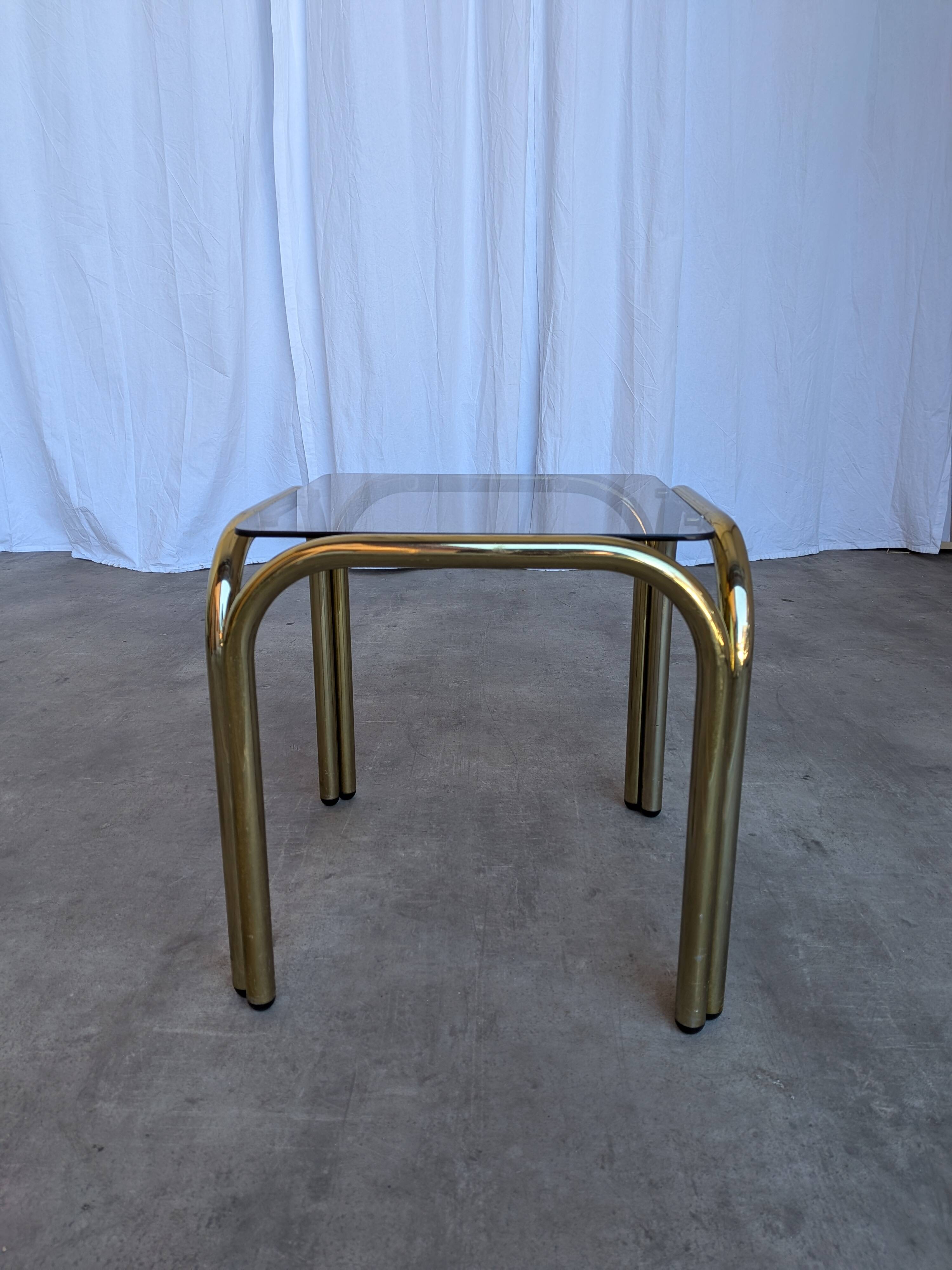 Table basse vintage en laiton et verre fumé / Moderne italien du milieu du siècle