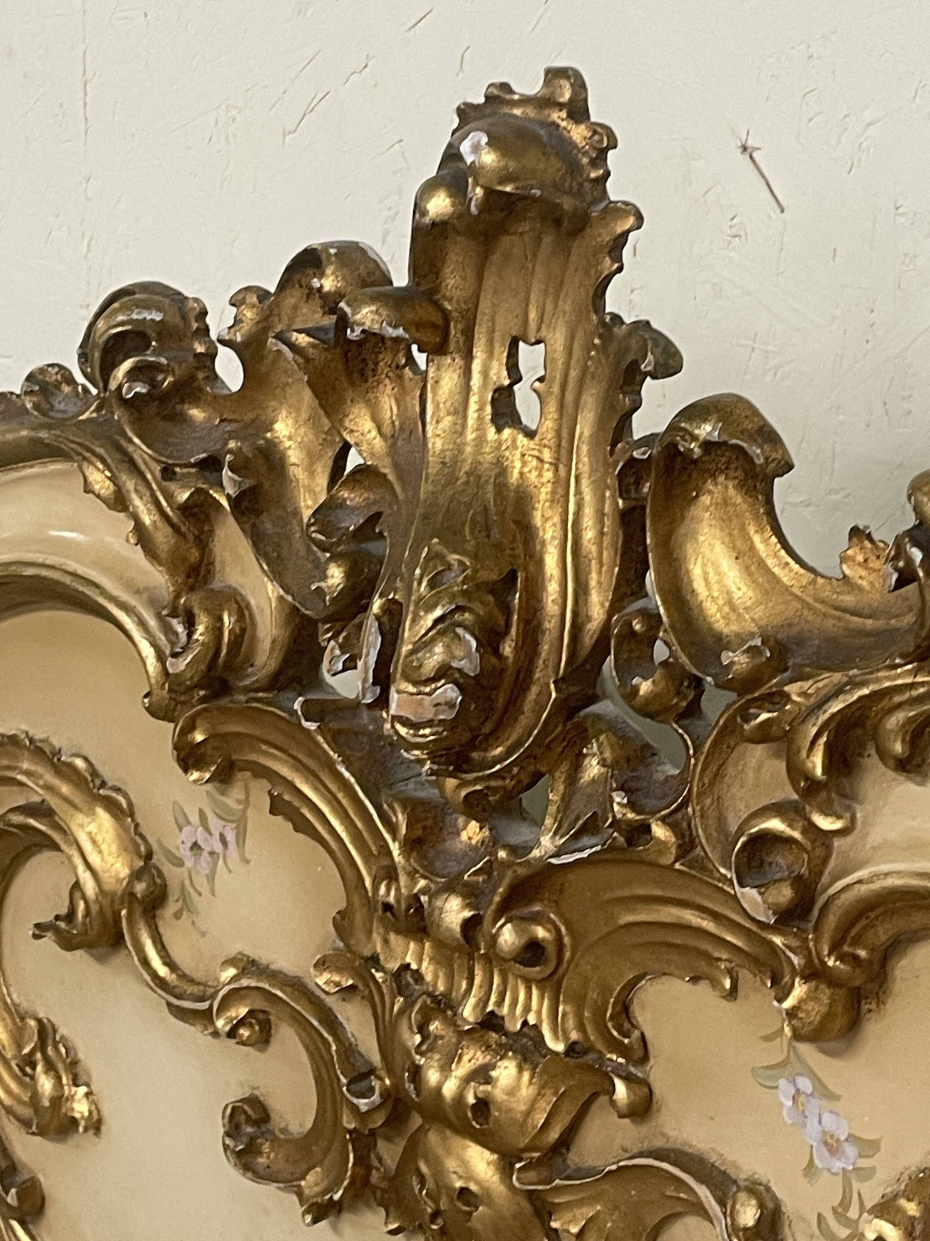 Lit matrimonial des années 40 dans le style Louis XV.