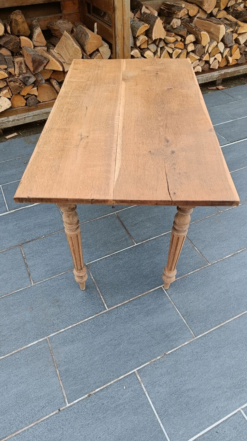 Antique light oak table with turned legs – chic country style
