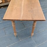 Antique light oak table with turned legs – chic country style