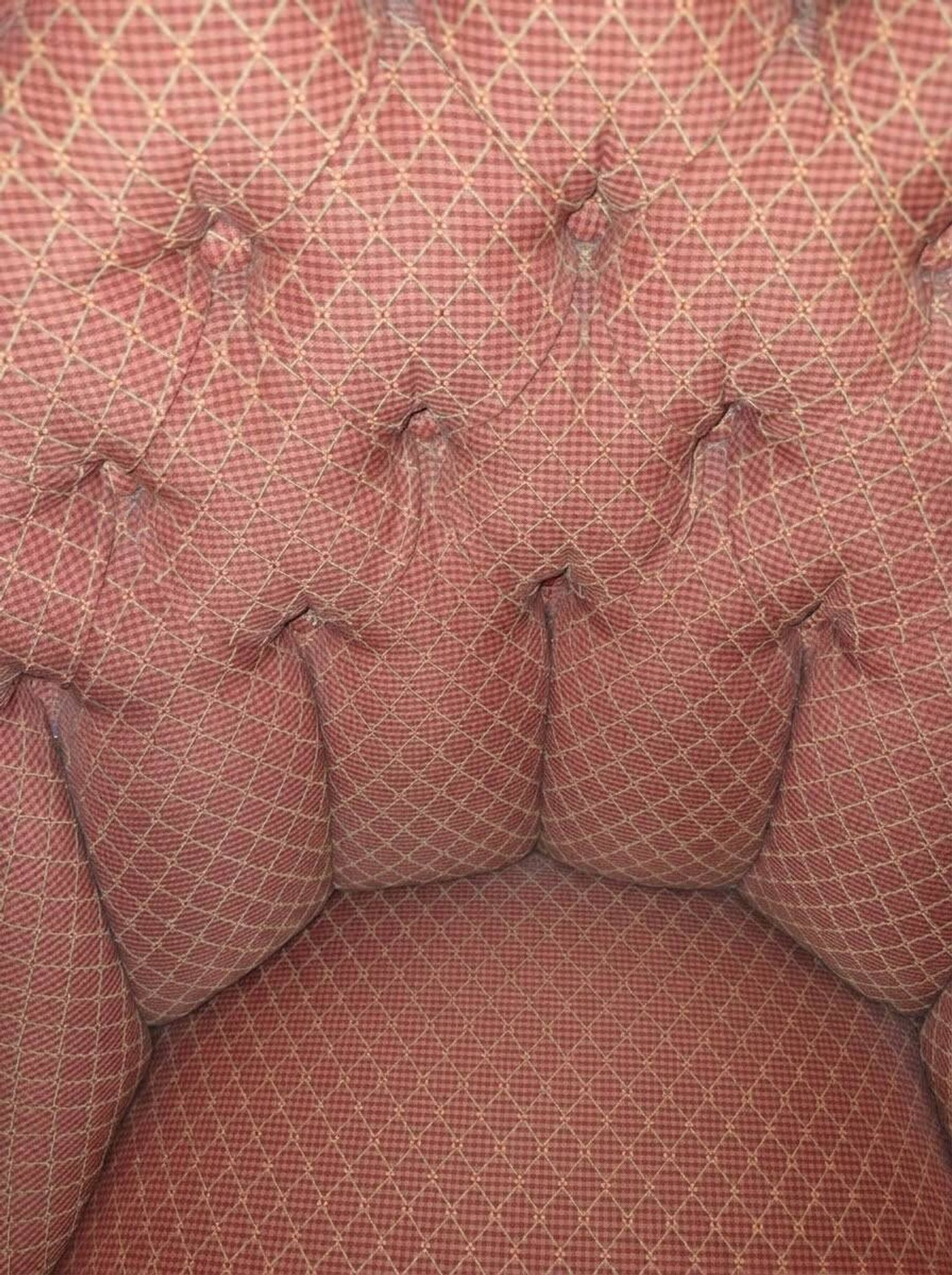 Fauteuil crapaud vintage capitonné en tissu vieux rose